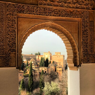 Granada-Alhambra-uitzicht-door-raam.jpg