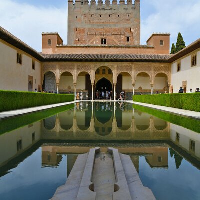 Granada-Alhambra-palacio-nazaries-vijver.jpg