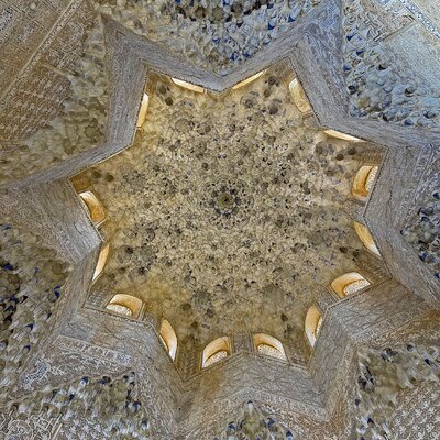 Granada-Alhambra-plafond-sculpturen.jpg