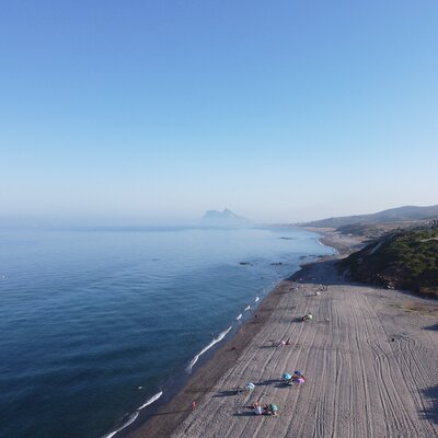 Het-strand-alcaidesa-gibraltar-droneshot.jpg